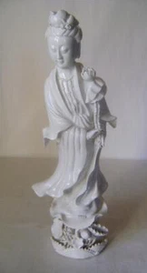 Large 41 cm Chinese Blanc de Chine Figure of Guan Yin on Lotus Flower : C20th - Bild 1 von 12