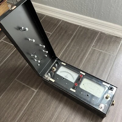 Medidores antigos Fluke Volts & Simpson Milivolts com estojo personalizado 1/1 no eBay - Imagem 1 de 4