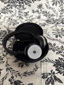 Mercedes Benz Class AKG Model P104 Over Ear Bluetooth Wireless Headphones TD17 - Picture 1 of 3