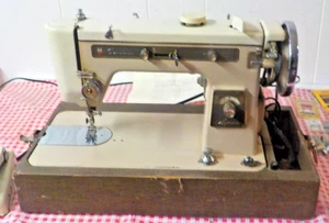 Máquina de coser Sig-Zag Montgomery Wards de colección con estuche funcionando - Imagen 1 de 16