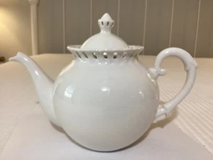 Grace Teaware Fine Porcelain White Lace Flange 40 oz White Teapot NEW - Picture 1 of 11
