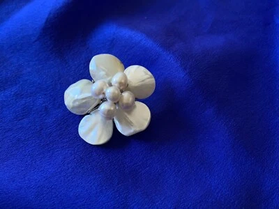  Broche de flor de perlas cultivadas de agua dulce con cáscara blanca  Foto 1 de 3