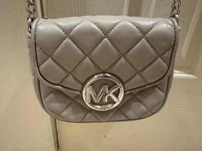 Michael Kors MK Fulton 小号翻盖绗缝皮革斜挎包灰色链条包 — 第 1/4 张图片