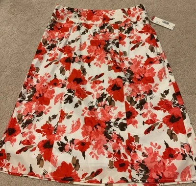 Beautiful floral Women’s  skirt. NEW women size S. Flattering Fabric. - Image 1 of 4