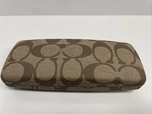 Custodia rigida firmata Coach chiusura a conchiglia marrone - Foto 1 di 4
