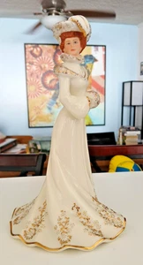 Figura victoriana Lenox "Shopping on 5th Avenue" damas de moda marfil con oro - Imagen 1 de 6
