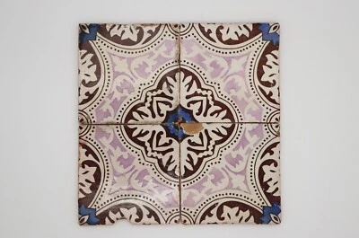 Juego de cuatro azulejos portugueses del siglo XIX, marrón oscuro, púrpura claro, azul y W Foto 1 de 4