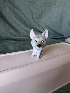 Figura Shiba Inu Cabeza Grande Perro Juguete 2 en Vinilo Pastel Topper Gris Blanco Husky Cachorro - Imagen 1 de 12