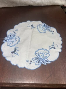 Embroidered Blue &white Floral Doilie 23cm - Picture 1 of 2