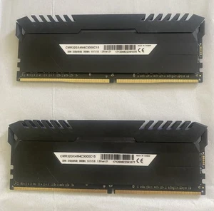 CORSAIR VENGEANCE RGB 32GB (4x8GB) DDR4 3000MHz CMR32GX4M4C3000C15 - Afbeelding 1 van 4