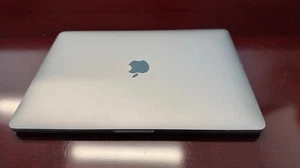 Apple MacBook Pro 13" 2020(256GB, M1, 8GB)Space Gray - Chip on screen - Afbeelding 1 van 6
