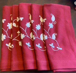 Juego de 5 servilletas rojas Pottery Barn con patrón floral blanco 20x20 nuevas con etiquetas - Imagen 1 de 5