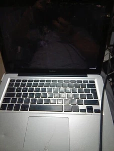 MacBook 13 inch. Damaged Screen.  Spares Or Repair. #M4 - Afbeelding 1 van 4