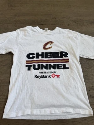 Camisa Cleveland Cavaliers 2025 Juvenil Mediana 10-12 Cheer Tunnel Foto 1 de 2