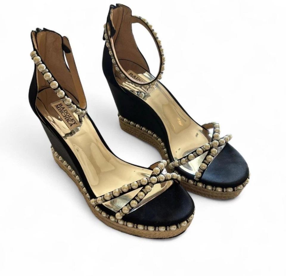 Cuña negra satinada con acento de perlas Badgley Mischka Sloan 9,5 nueva con caja Foto 1 de 4