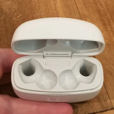 Estuche para auriculares JBL Tune215 TWS SOLO 0417 Foto 1 de 4