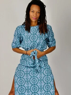 Vestido ZARA Pequeño Azul y Verde Algodón Bordado Cinturón Túnica Midi Aberturas Laterales Foto 1 de 4