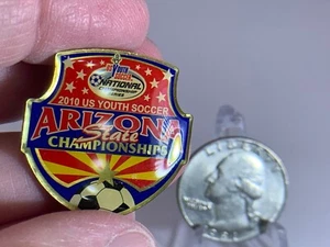 Prendedor vintage del Campeonato Nacional de Fútbol Juvenil del Estado de Arizona 2010 T-1485 - Imagen 1 de 1