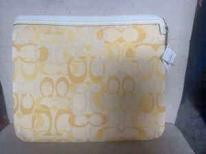 Coach Signature Gelb Tablet Sleeve Tasche mit Reißverschluss - Bild 1 von 4