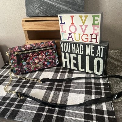 Betsey Johnson 多点 PVC 标志小饰品拉链小号钱包手机斜挎包二手状况完好 — 第 1/4 张图片