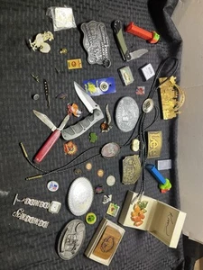 Lotto cassetti spazzatura - fibbie - coltelli - spille - zippo - spille - Foto 1 di 20
