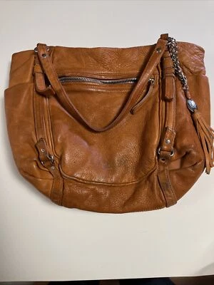 Bolso de hombro Olivia Harris de cuero pequeño/bolso de mano con borlas y herrajes cromados Foto 1 de 4