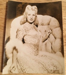 Betty Grable - Foto vintage de 2-3/4" x 3-1/2" - Imagen 1 de 2
