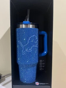 NFL Detroit Lions Bedazzled Bling Colossal 46oz Tumbler Blue/Blue Logo Neu!! - Bild 1 von 2