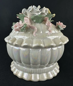 Portagioie vintage rose e nastri perle iridescenti ceramica smerlata - Foto 1 di 8