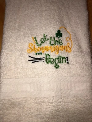 Toalla de mano de baño marfil bordada Let the Shenanigans Begin trébol HS1869 Foto 1 de 3