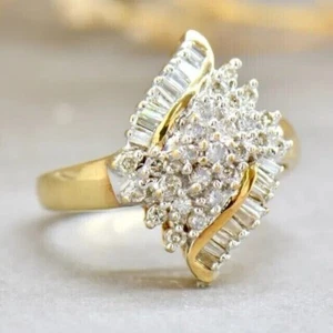 Impresionante anillo de bodas de diamantes simulados de corte redondo de 2 quilates enchapado en oro amarillo de 14 k - Imagen 1 de 6