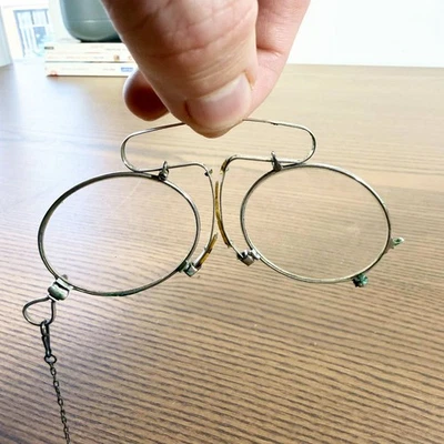 Lunettes pince-nez anciennes Belle Époque – monture métal argenté avec chaîne - Photo 1/4