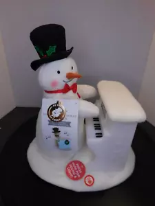 Hallmark 2023 Singing/Piano Playing 20th Anniversary Snowman Plüsch Neu mit Etikett - Bild 1 von 8