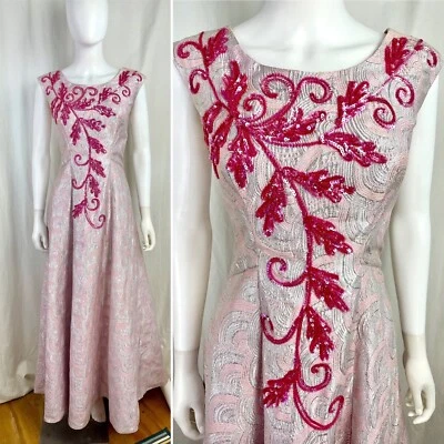 Vestido vintage años 60 pequeño mediano Ann’s Vogue Shoppe rosa y plata brocado Foto 1 de 4