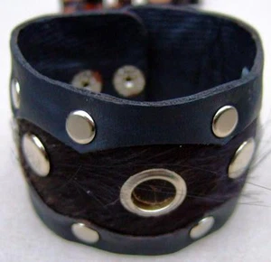 Hand gefertigtes Echt-Lederarmband schwarz mit Fell,Nieten,Verschluß verstellbar - Picture 1 of 4