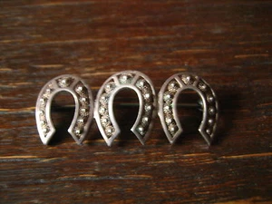 Broche de aguja de suerte 3 veces amuleto de la suerte 3 herraduras jinete caballo plata 835 - Imagen 1 de 2