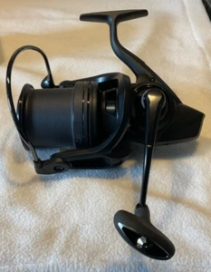 Daiwa Basia 45 SCW QD Big Pit Karpfenrolle Weitwurf Angelrolle + Ersatzrolle Neu - Bild 1 von 7