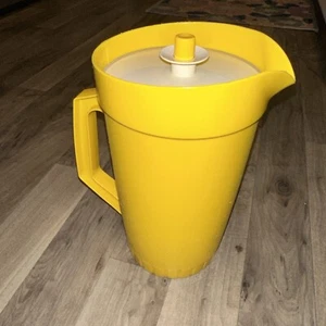 Jarra Tupperware vintage Harvest amarilla 2 cuartos 800-7 cosecha con tapa - Imagen 1 de 2