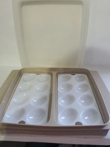 Vintage Tupperware Teufel Eierhalter Träger Tablett 723-3 beige / hellbraun mit Deckel - Bild 1 von 4