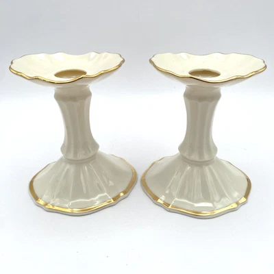 Juego de 2 candelabros de porcelana crema Lenox de 4,5" con adornos dorados de colección EE. UU. Foto 1 de 4