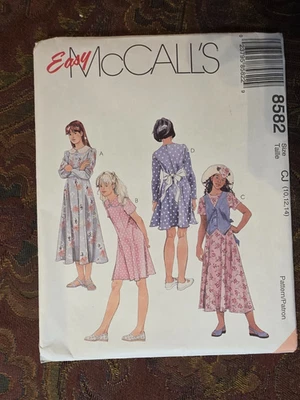 Vestido McCall's 8582 Fácil Acampanado en 2 Longitudes Patrón Niñas 10, 12 y 14 Sin Cortar Foto 1 de 3