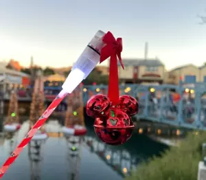 Nuovo 2023 Disney Parks Holiday Topolino Illumina Jingle Bell Swizzle Stick - Foto 1 di 4