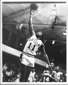 Menge 2 Original Carl Golston Loyola Ramblers Guard Typ 1 8x10 Pressefotos - Bild 1 von 4