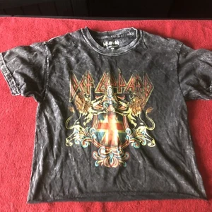 Def Leppard T Shirt Crop Top Size S/M #64 - Picture 1 of 4