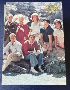 1997 GILLIGAN'S ISLAND Trading Card Set COMPLETO 72 freccette flipcards quasi nuove + 11 bonus - Foto 1 di 15