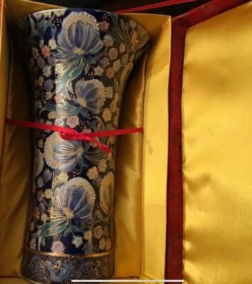 Large Oriental Porcelain Vase by The Great Wall Porcelain, Made in China Boxed - Image 1 of 4