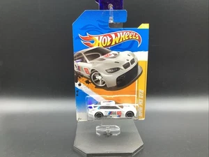 BMW M3 GT2 Hot Wheels 2012 nuevos modelos serie #5 blanco perla con PR5s y '10 M3 B2 - Imagen 1 de 4
