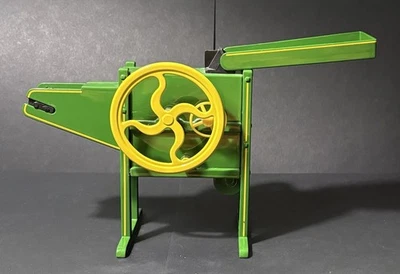 Ertl John Deere Moving Parts Antique Corn Sheller 1/8 Scale #5060 - Image 1 of 4