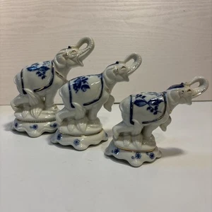 Elefanten, 3-köpfige Familie blau-weiß verziertes Porzellan - Bild 1 von 8