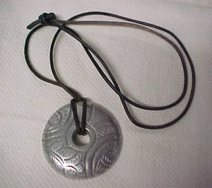 Kühn Tribal Boho handgeschnitzte Scheibe Anhänger Halskette schwarz Lederband 32" Vintage - Bild 1 von 8